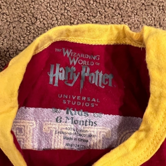 Harry Potter Gryffindor 6 Months Short Sleeve Onesie - Picture 2 of 3